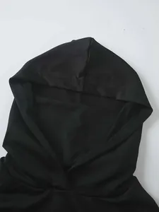 Dettaglio della maschera protettiva solare nera con cappuccio ad asciugatura rapida
