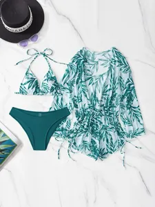 Vista dettagliata del set bikini a tre pezzi con stampa tropicale e copricostume in mesh