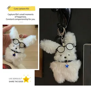 Primo piano del portachiavi a forma di coniglio soffice con occhiali e stella