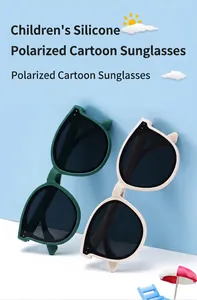 Vue détaillée de lunettes de soleil polarisées pour enfants avec monture en silicone souple.