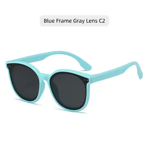 Vue détaillée des lunettes de soleil bleu clair pour filles avec verres gris polarisés