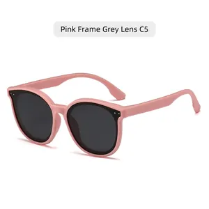 Vue détaillée des lunettes de soleil polarisées roses pour filles avec verres gris