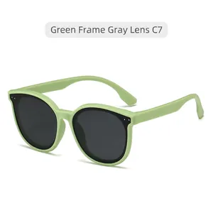 Lunettes de soleil polarisées enfant vert menthe avec verres gris et rivets de mode