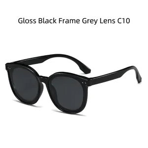 Vue détaillée des lunettes de soleil enfant noir brillant avec verres gris