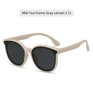 Lunettes de soleil pour enfants avec monture thé au lait et verres polarisés gris.