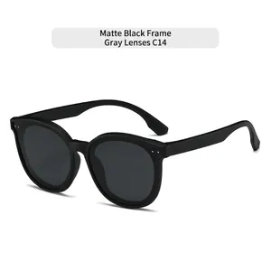 Vue détaillée de lunettes de soleil enfant noir mat avec verres gris C14.