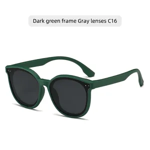 Vue détaillée de lunettes de soleil pour enfants à monture vert foncé et verres gris