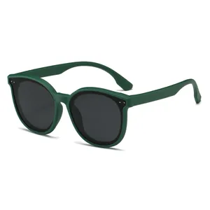 Lunettes de soleil élégantes pour filles avec monture vert foncé et verres polarisés noirs