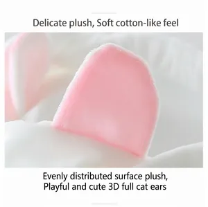Détail en gros plan montrant la texture douce en peluche et le design d'oreille de chat 3D