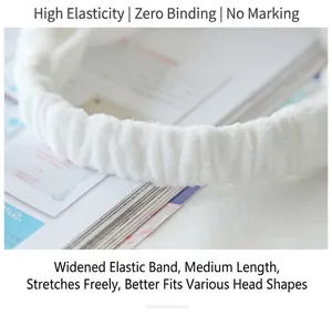 Détail d'un bandeau élastique en peluche blanche pour le lavage du visage et soin