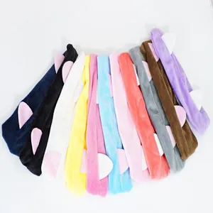 Vue détaillée de plusieurs bandeaux oreilles de chat colorés en diverses matières peluche.