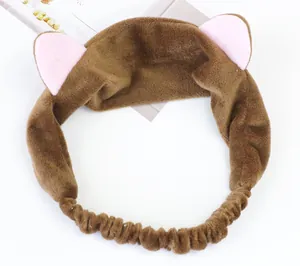 Gros plan sur un bandeau d'oreilles de chat en peluche marron pour le lavage du visage