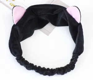 Gros plan d'un bandeau oreilles de chat noir en peluche pour le visage