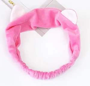 Vue détaillée du bandeau mignon en peluche rose avec oreilles de chat pour le visage