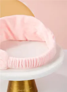 Détail du bandeau en peluche rose avec oreilles de chat pour le nettoyage du visage