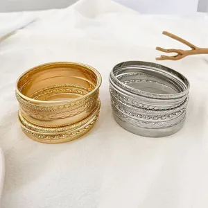 Vintage mehrlagige gestapelte Metallarmreifen in Gold und Silber Optik für Damen