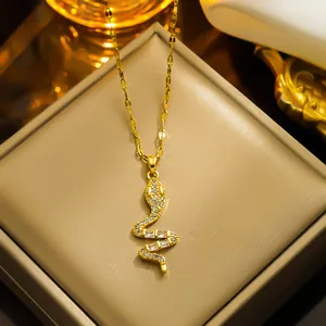 Elegante vergoldete Edelstahl Schlange Anhänger Halskette mit funkelnden Kristallen