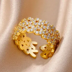 Gros plan détaillé montrant le design du nœud de corde et les zircons étincelants d'une bague en or