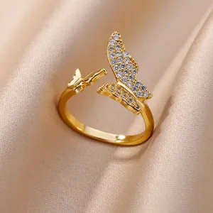 Gros plan détaillé d'une bague ouverte papillon en or avec de brillants zircons