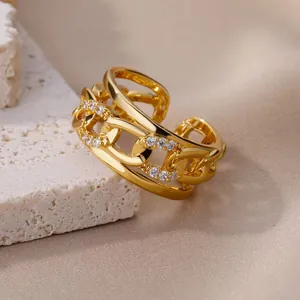 Gros plan d'une bague dorée multicouche avec pavé de zircons étincelants