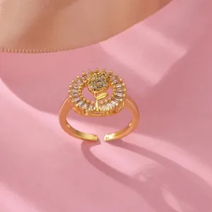Vue détaillée d'une bague rose dorée avec halo de zircons baguettes et ronds