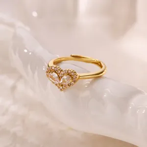 Vue détaillée d'une élégante bague coeur en or avec pavé de zircons et anneau réglable