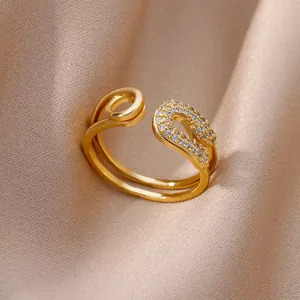 Vue détaillée d'une bague de luxe en or à double nœud de corde avec zircons pavés.