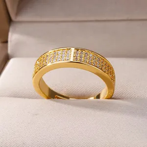 Gros plan d'une bague multicouche dorée avec détails scintillants en pavé de zircon
