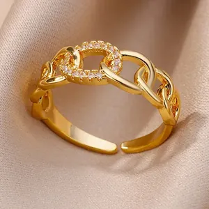 Zoom sur une bague à maillons dorés sertie de zircons sur un fond en satin élégant.