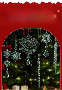 Detailansicht klarer Kristall-Schneeflocken und Eiszapfen für den Weihnachtsbaum.