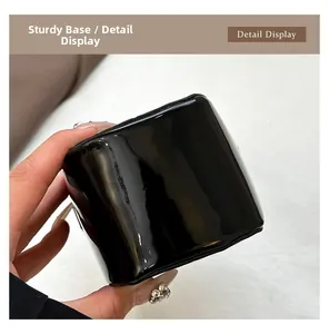 Primo piano del fondo lucido e robusto di questa mini borsa alla moda ed elegante.
