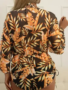 Vista posteriore del copricostume in mesh con stampa tropicale e bikini a vita alta