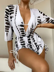 Dettaglio del bikini 3 pezzi zebrato con copricostume in mesh trasparente con lacci in vita.