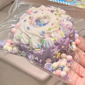 Cremiges lila Cupcake-Squishy-Spielzeug mit bunten Streuseln in Blind-Bag-Verpackung