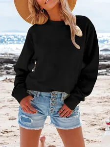 Oversized black fleece sweatshirt for women, perfect for cozy autumn and winter fashion outfits.