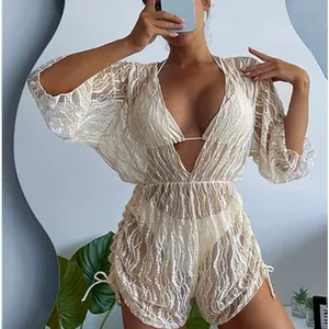 Elegante set bikini tre pezzi crema con copricostume in rete a maniche lunghe e vita alta