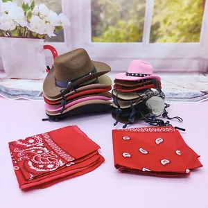 Detailansicht von Miniatur-Haustier-Cowboyhüten und roten Halstüchern in verschiedenen Farben