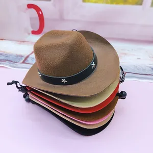 Nahaufnahme von bunten Mini-Haustier-Cowboyhüten mit verstellbarem Kinnriemen für Katzen