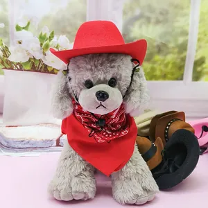Süßer Plüschwelpe trägt einen roten Mini-Cowboyhut und ein Halstuch für Haustiere