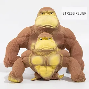 Vue détaillée de deux jouets anti-stress gorilles marrons de tailles différentes.