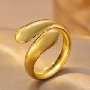 Macro d'une bague dorée minimaliste et irrégulière au fini brillant, style ajustable