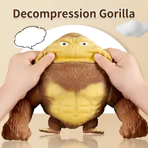 Gros plan sur un jouet de gorille brun flexible étiré pour le soulagement du stress