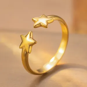 Bague ouverte réglable en or minimaliste avec des motifs à double étoile.