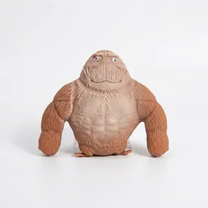 Gros plan d'un jouet de stress gorille musclé amusant sur un fond blanc propre
