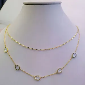 Elegante collana a doppio strato in acciaio al titanio con ciondoli a goccia in madreperla