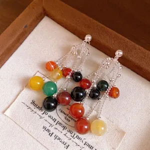 Orecchini a cascata vintage francesi con perle di agata colorate e nappe d'argento