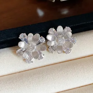 Elegante silberfarbene Blumenohrstecker mit funkelnden Zirkonsteinen im Marquise-Schliff