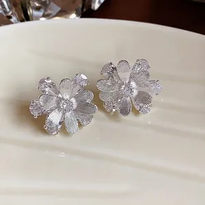 Elegante Blumenstecker aus Silber mit funkelnden Zirkonia-Blütenblättern, französischer Stil