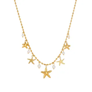 Vue détaillée d'un collier étoile de mer doré orné de perles blanches élégantes.