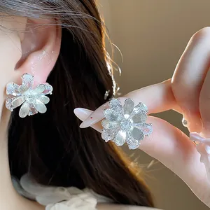 Nahaufnahme funkelnder Zirkonia-Blumenohrstecker mit detaillierten Blütenblättern